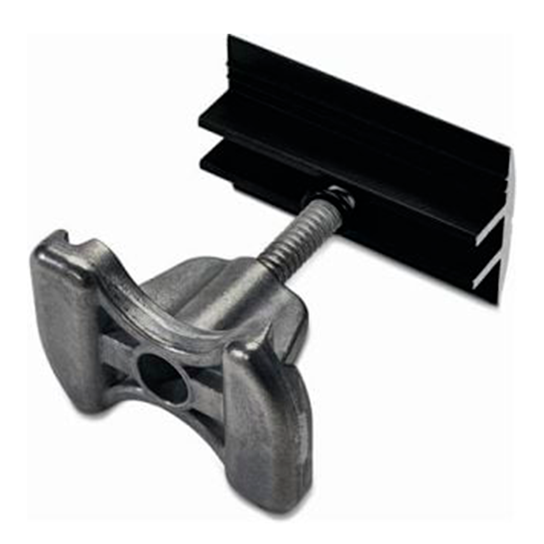 En sort mellemklemme fra Novategra i aluminum med en sekskantet 8AF spændeskrue, til at fastgørelse af modul på en C skinne