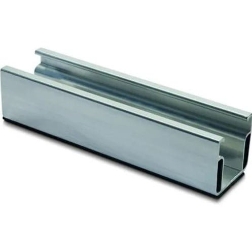 En kort skinne C47 med EPDM gummer fra Novategra, vist så man kan se både side, front og top