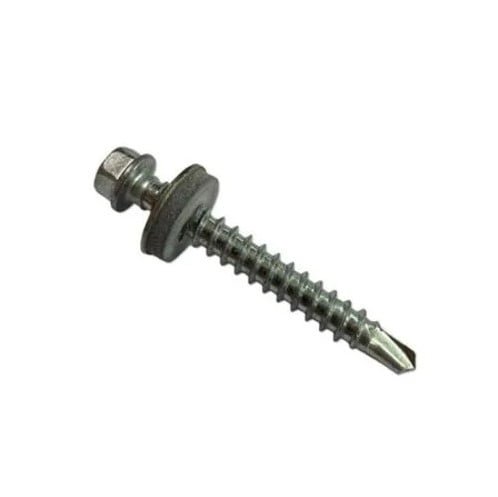 En skrue med tætningsskive fra Novotegra på 6,5x50mm, der bruges til fastgørelse af en kort-profil på bitumentag med træbeklædning