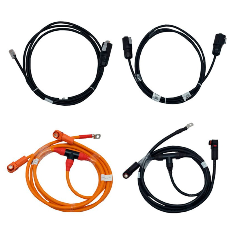 Fire kabler, der samlet udgør et Growatt seriel kabel kit til SPH invertere og GBLI batterier