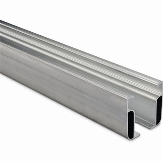 Montage C-skinne 47-2 5,40 meter i aluminium fra Novotegra liggende samlet, så man kan se at den er indbygget med en kabelkanal