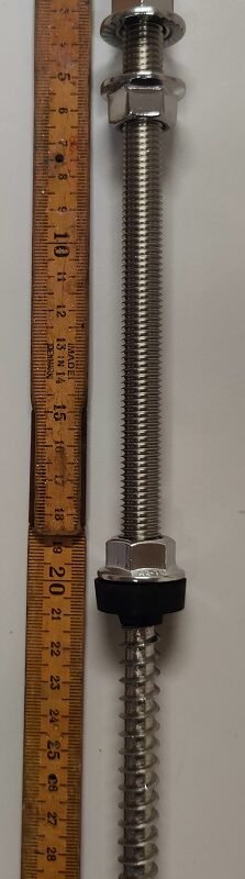 Et stokskrue sæt fra Novategra med sekskantede 7 AF, der vises ved siden af en lineal for at vise størrelsen af sættet