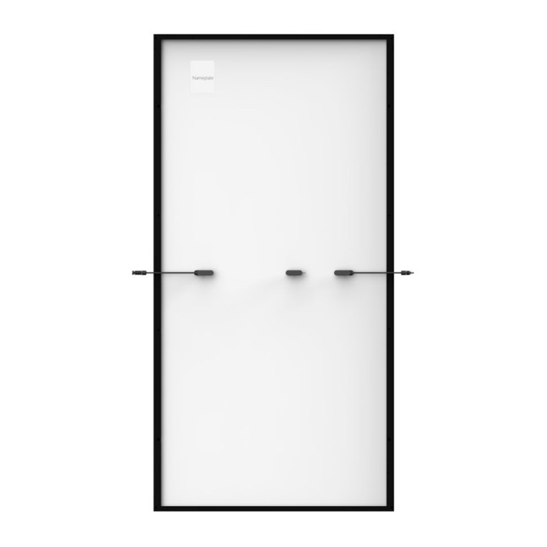 Et 505w all black Trina Solar Vertex solcellepanel i fuld størrelse vist fra bagsiden